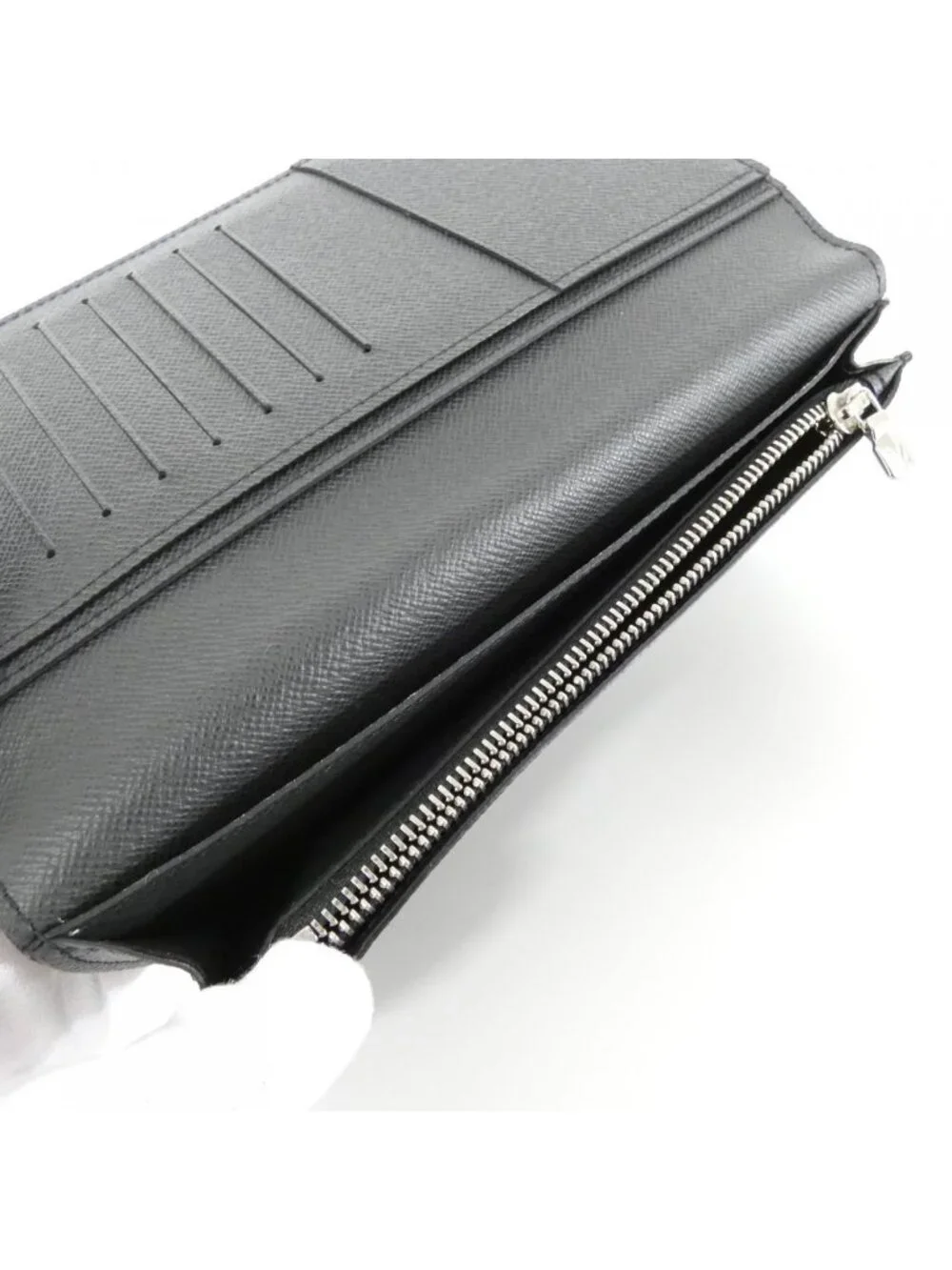 Louis Vuitton Taiga Portefeuille Brazza Wallet
